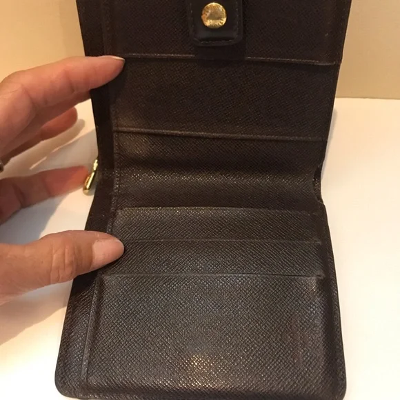 🛍️HOST PICK🛍️7/19/24🛍️06/12/24 🛍️VINTAGE LOUIS VUITTON DAMIER COMPACT WA… - Picture 13 of 16